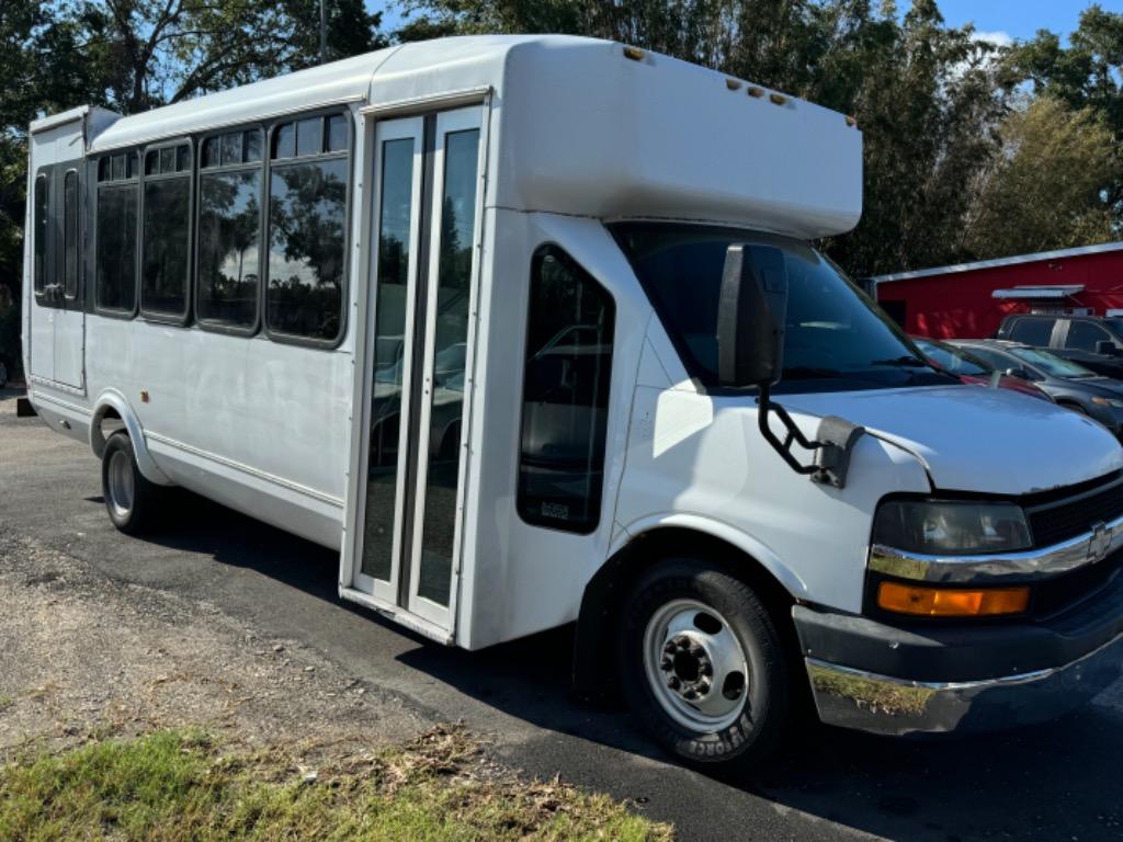 2011 Chevrolet Express G4500's photo