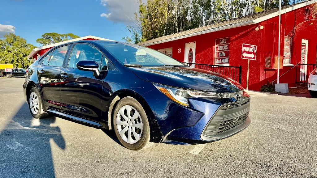 2023 Toyota Corolla LE's photo