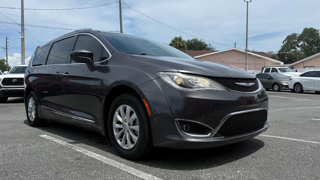 2019 Chrysler Pacifica Touring L's photo